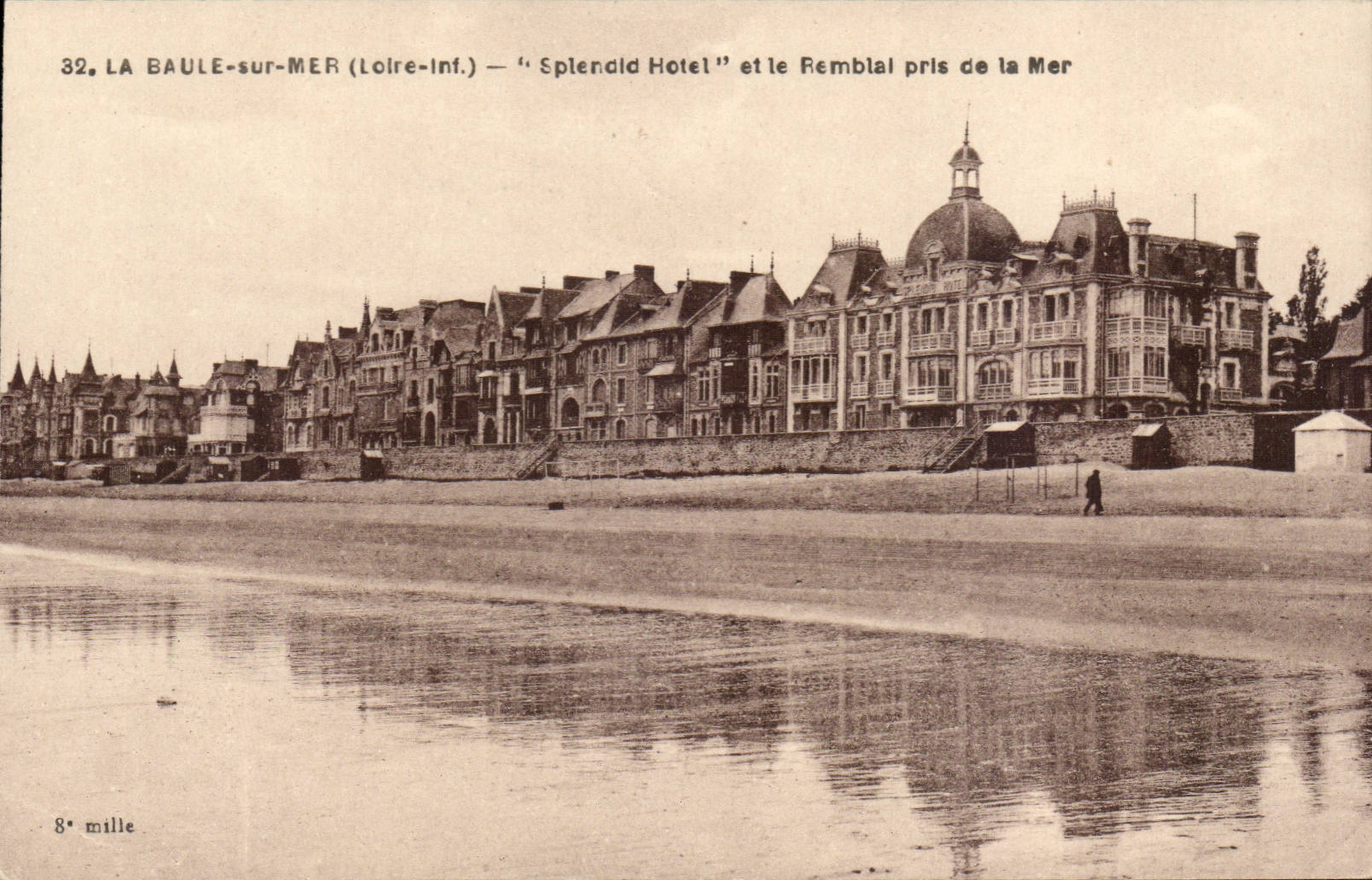 La Baule CPA Splendid Hotel et le remblai pris de la mer