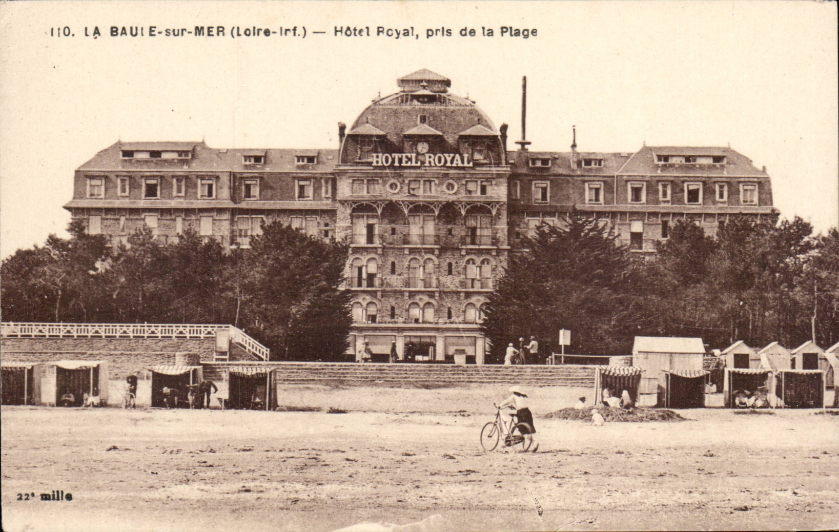 La Baule CPA Hotel Royal pris de la plage
