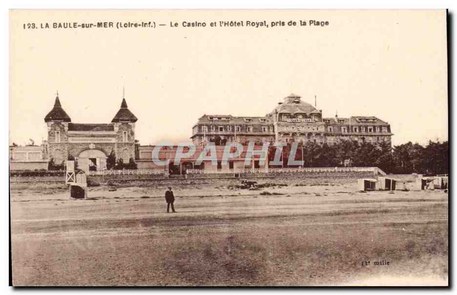 La Baule CPA Le casino et l'hotel Roayl pris de la plage