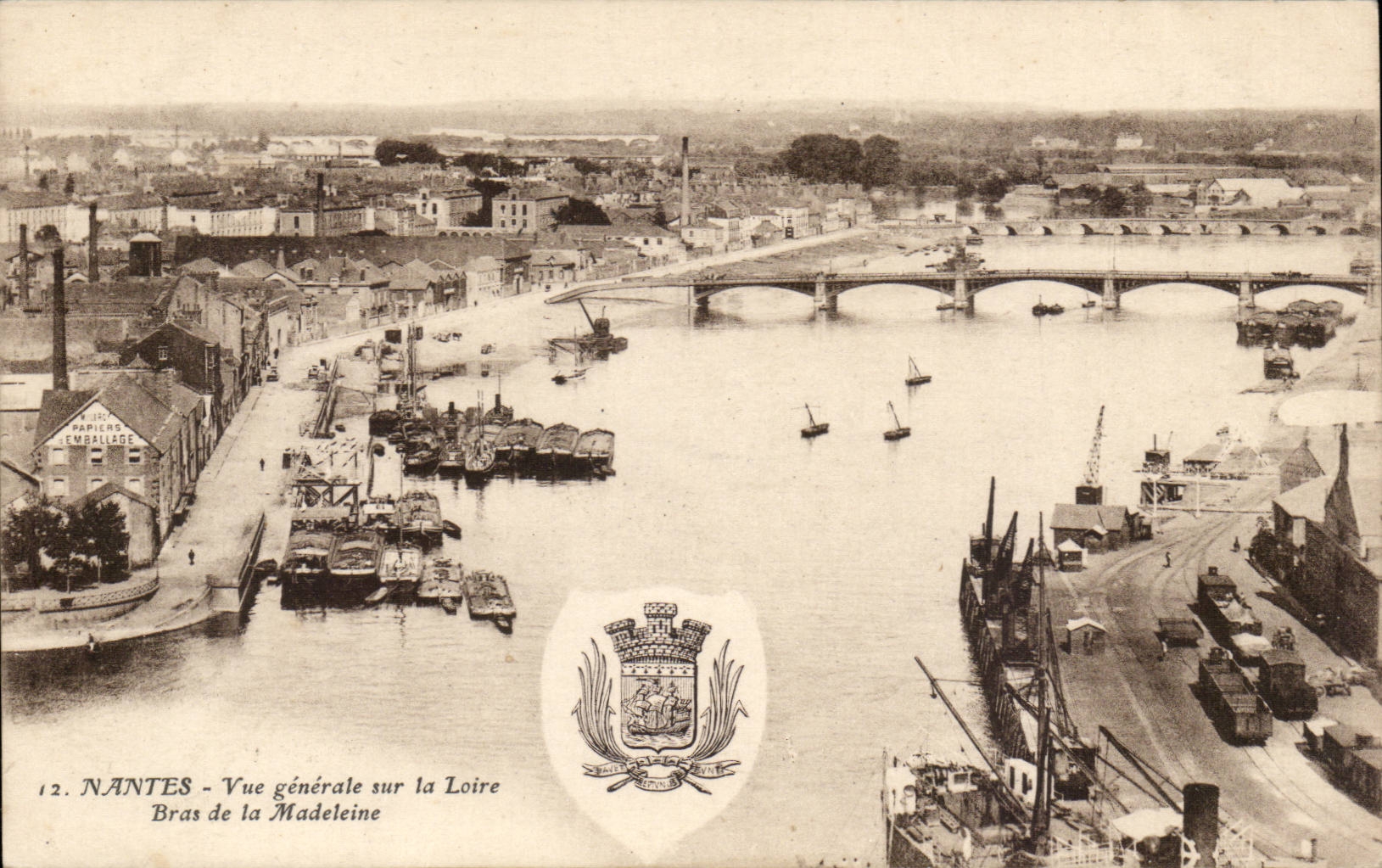 CPA Nantes Vue generale sur la Loire Bras de la Madeleine