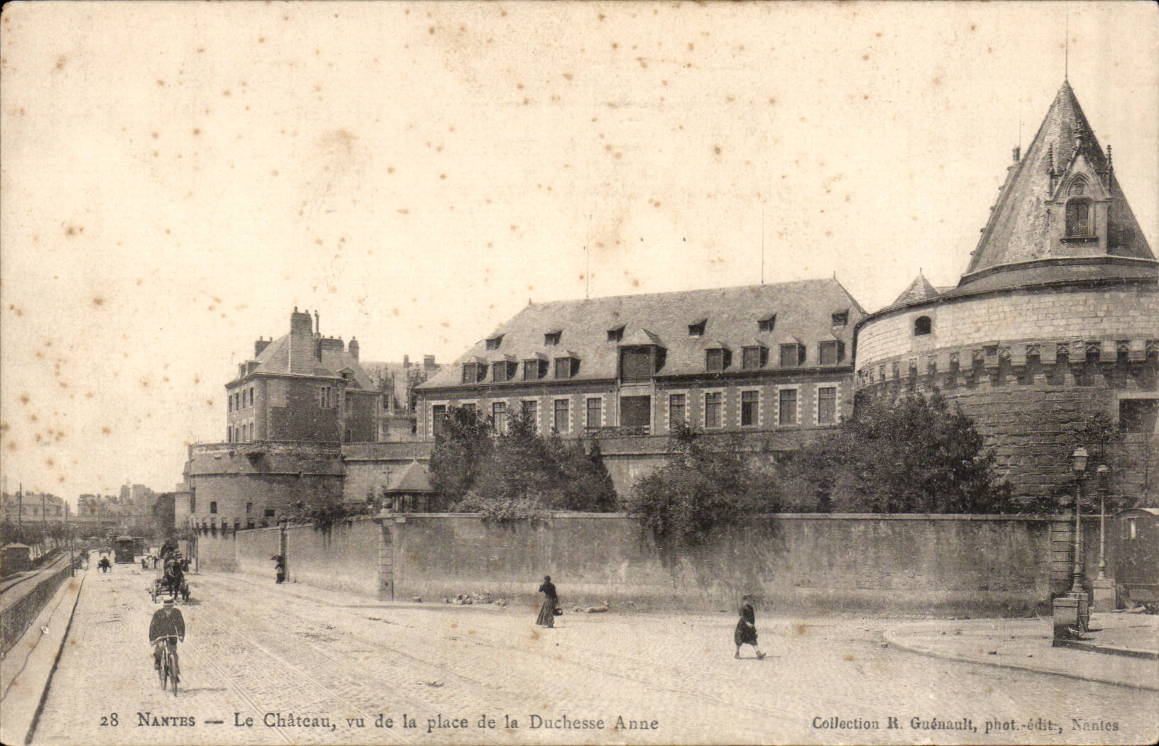 Nantes CPA Le chateau vu de la place de la duchesse Anne