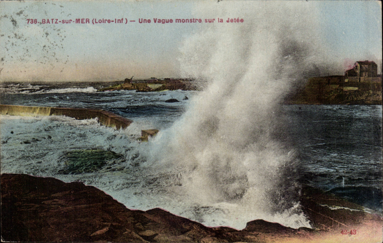 Batz sur mer CPA Une vague monstre sur la jetee