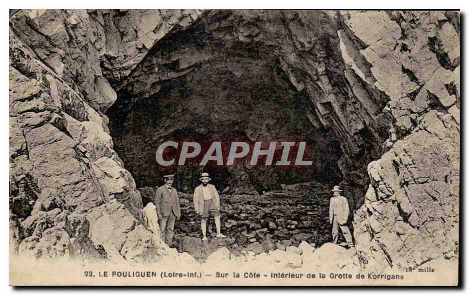 CPA le Pouliguen Sur la cote Interieur de la grotte de Korrigans