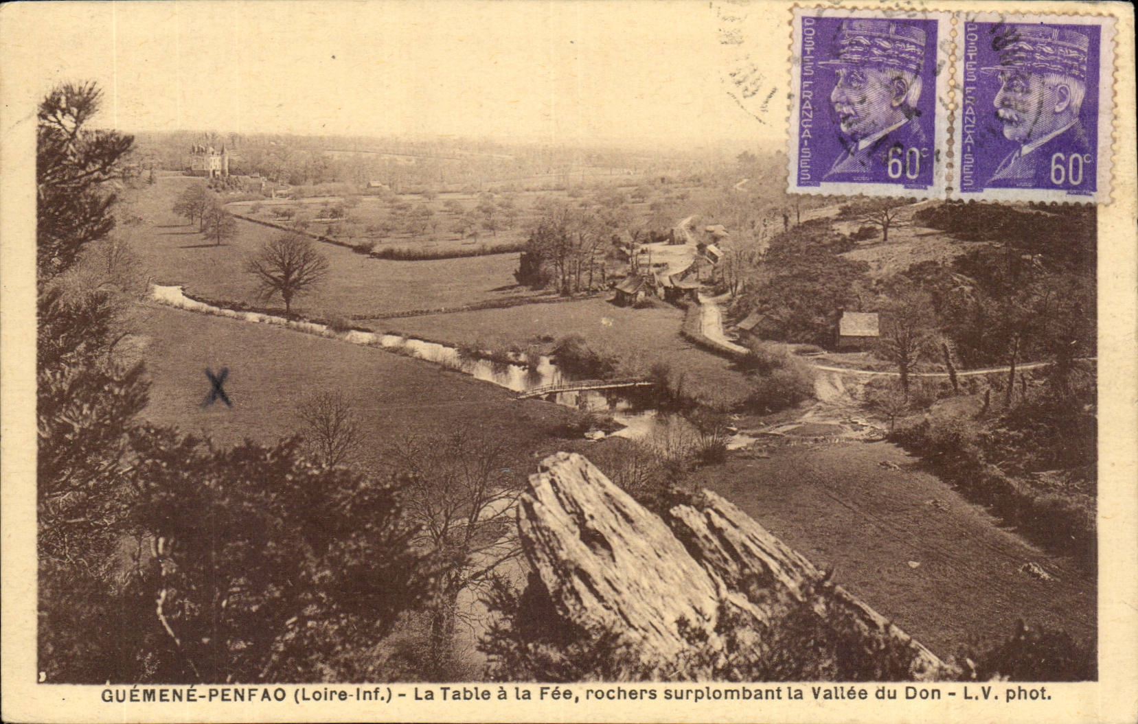 Guemene Penfao CPA La table a la Fee rochers surplombant la vallee du Don