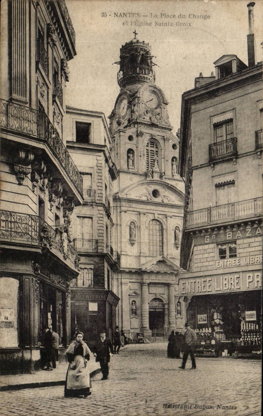 Nantes CPA La place du change et l'eglise Sainte CRoix