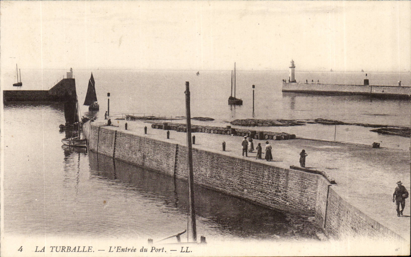 La Turballe CPA L'entree du port