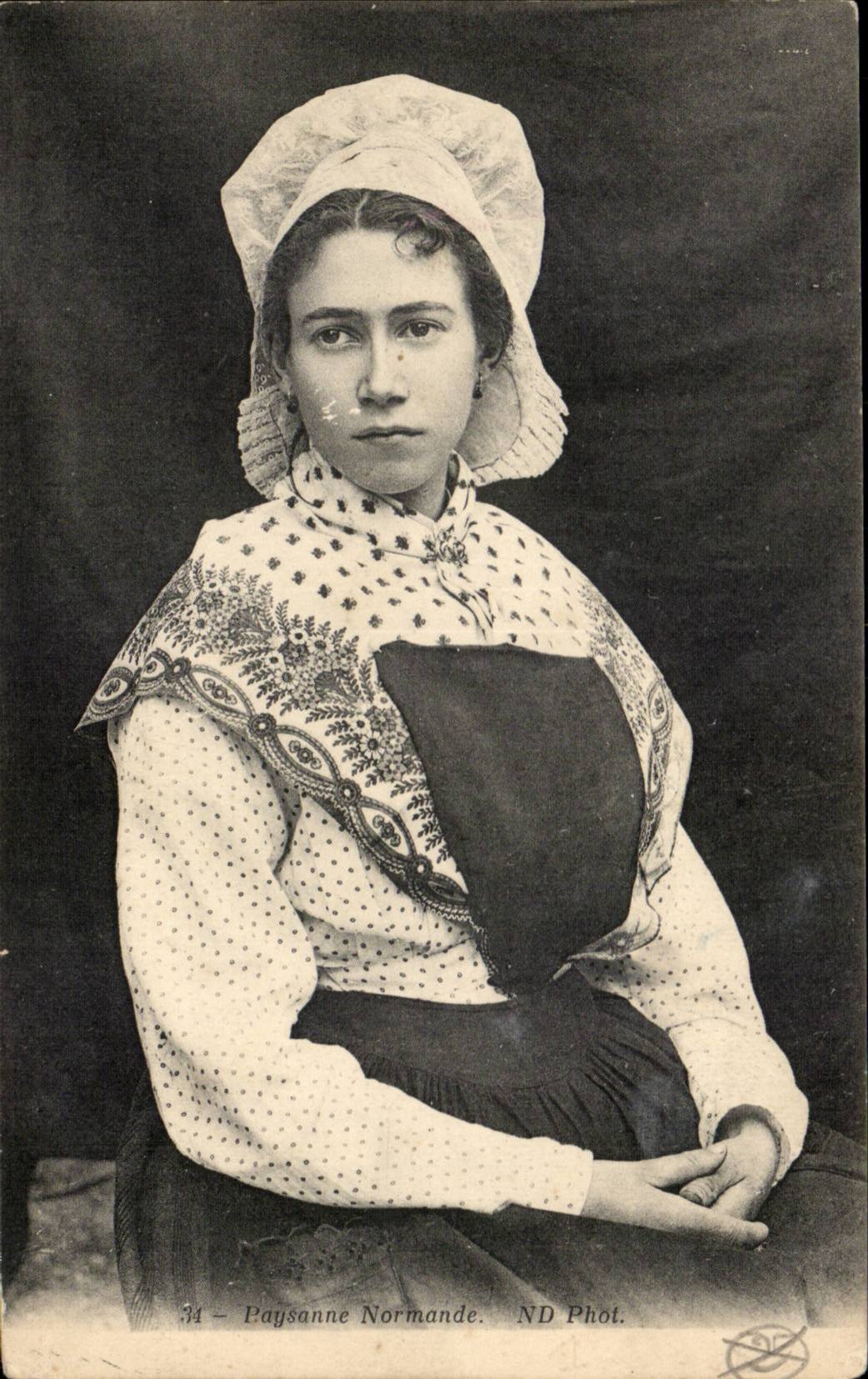 CPA Paysanne normande (folklore coiffe)