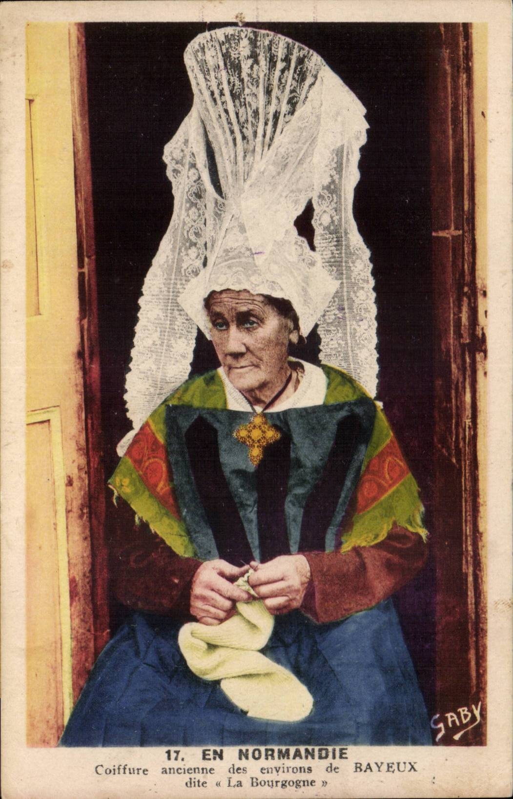 CPA En Normandie Coiffure ancienne des environs de Bayeux dite La Bourgogne (folklore coiffe)
