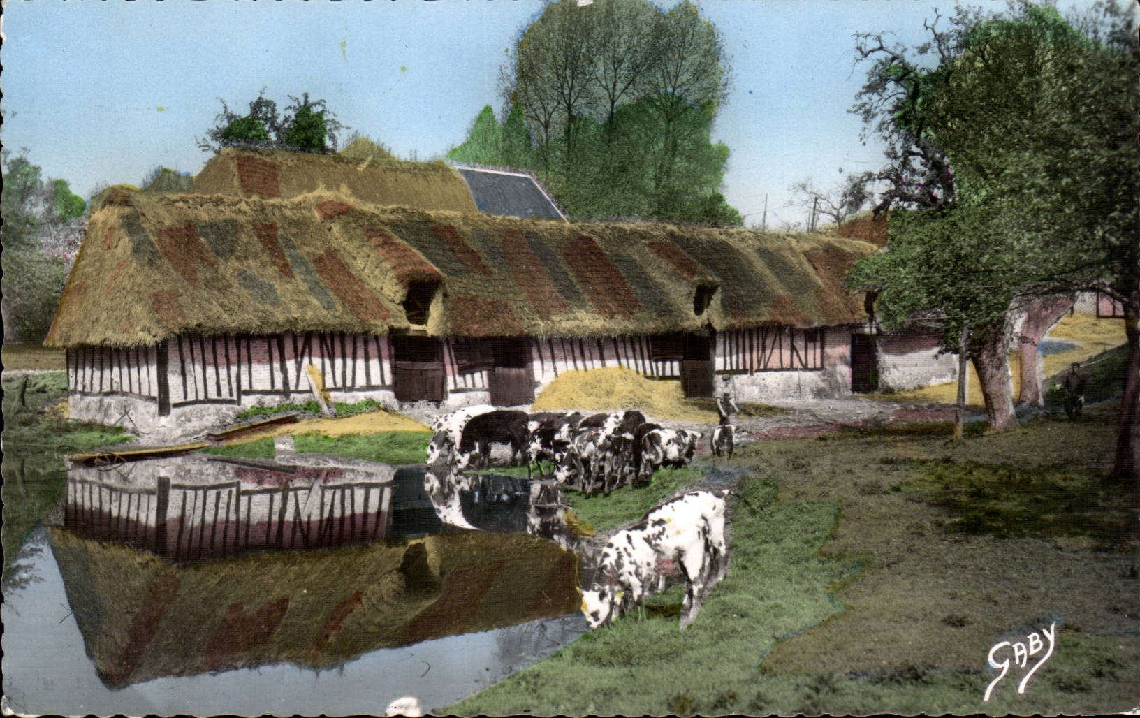 CPA La Normandie Cour de ferme (folklore coiffe)