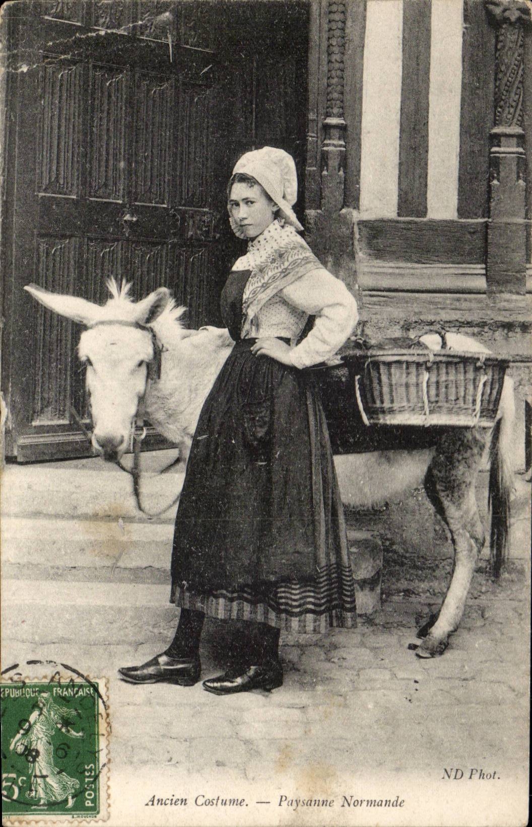 CPA Ancien costume Paysanne normande (ane donkey)