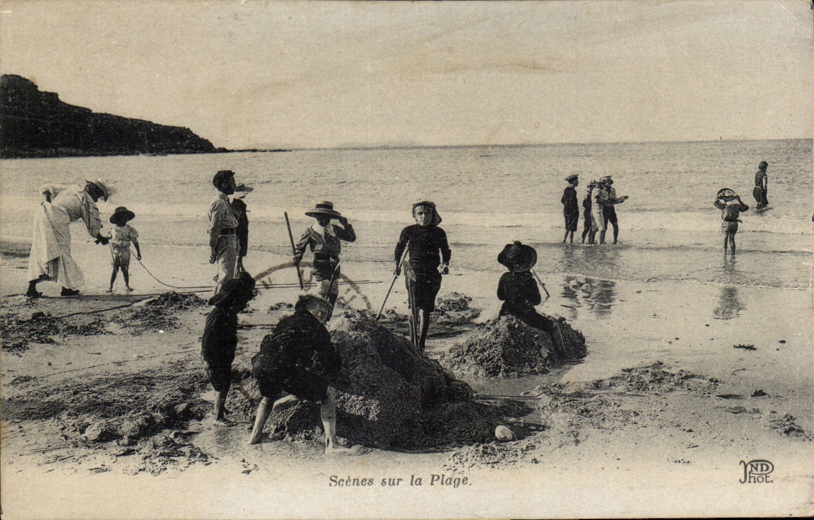 CPA Scenes sur la plage (enfants)