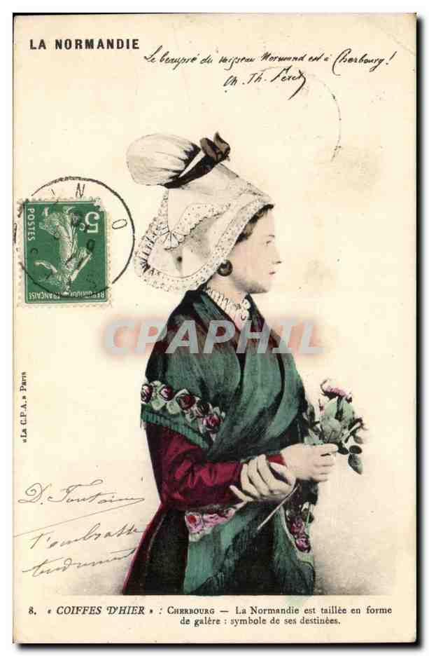 CPA La Normandie Coiffes d'hier Cherbourg La Normandie est taillee en forme de galere (coiffe folklore)