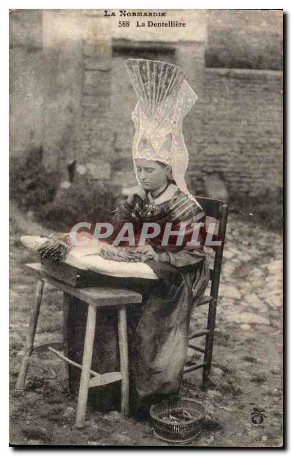 CPA La Normandie la dentelliere (coiffe folklore)