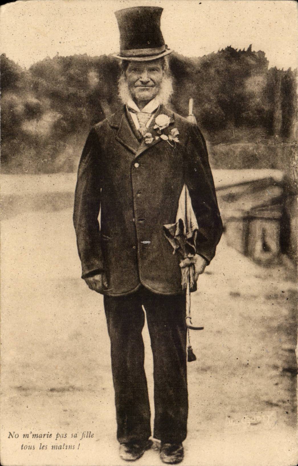 CPA La Normandie pittoresque (coiffe folklore)