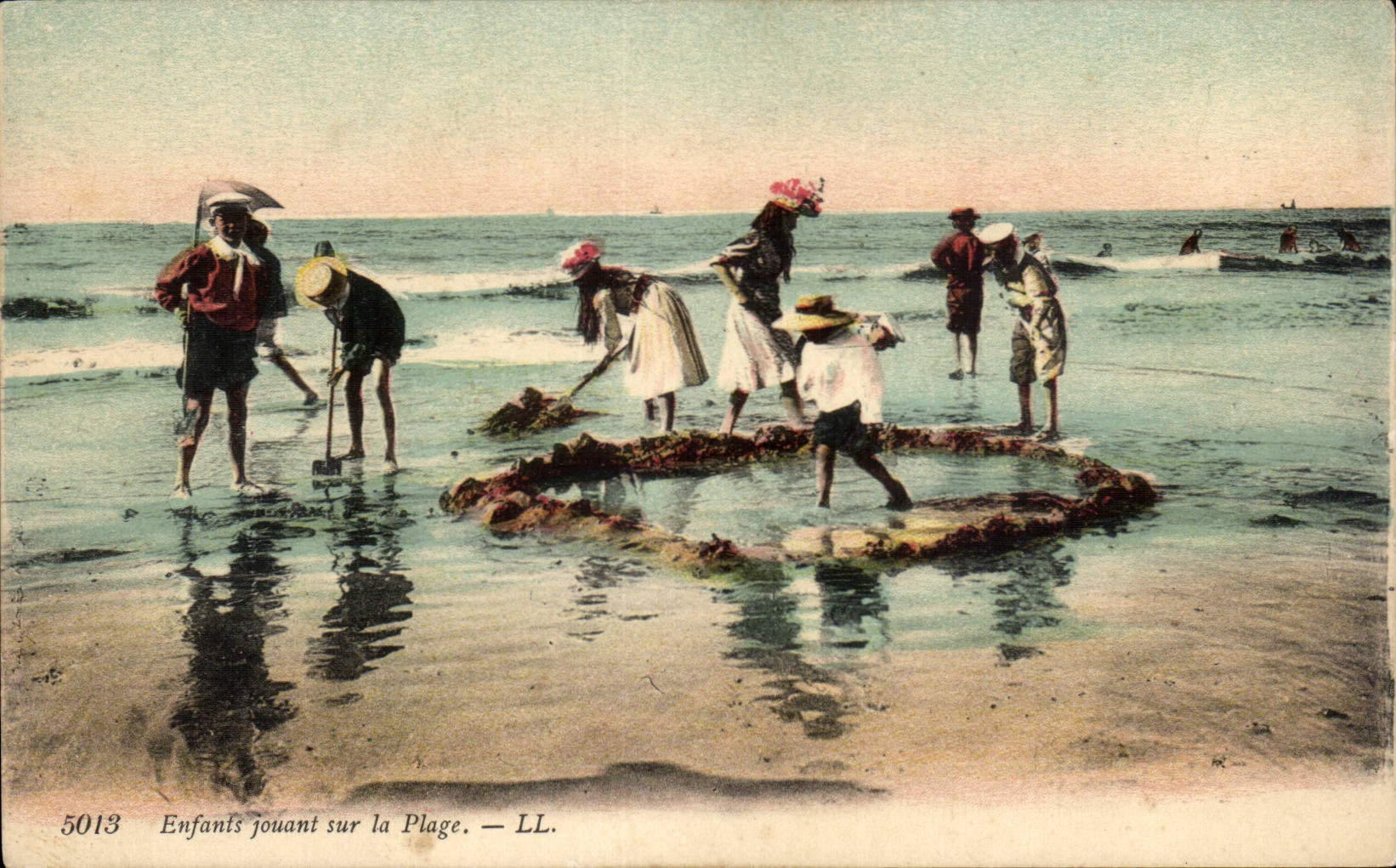 CPA Enfants jouant sur la plage