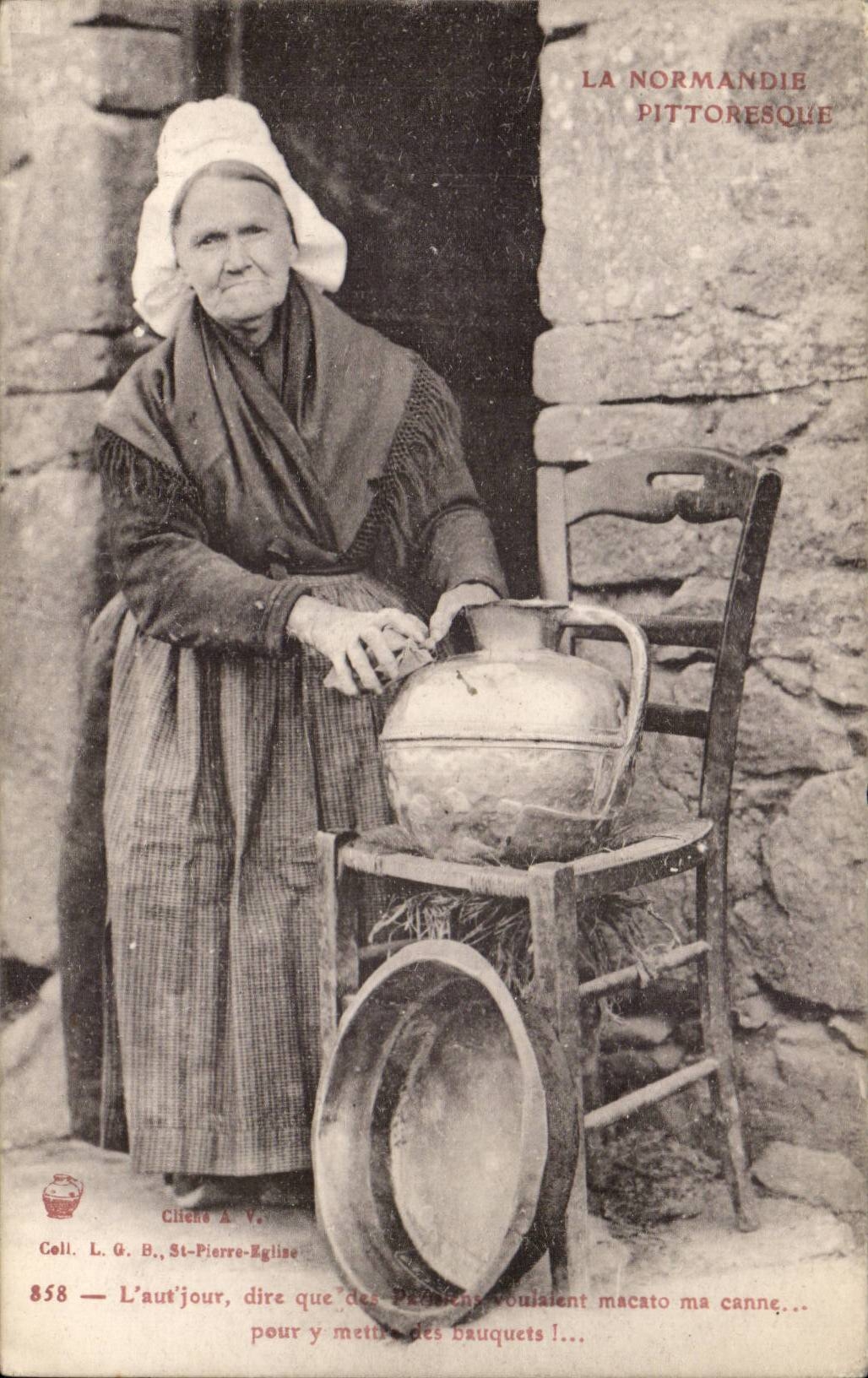 CPA La Normandie pittoresque Vieille femme (folklore coiffe costume)
