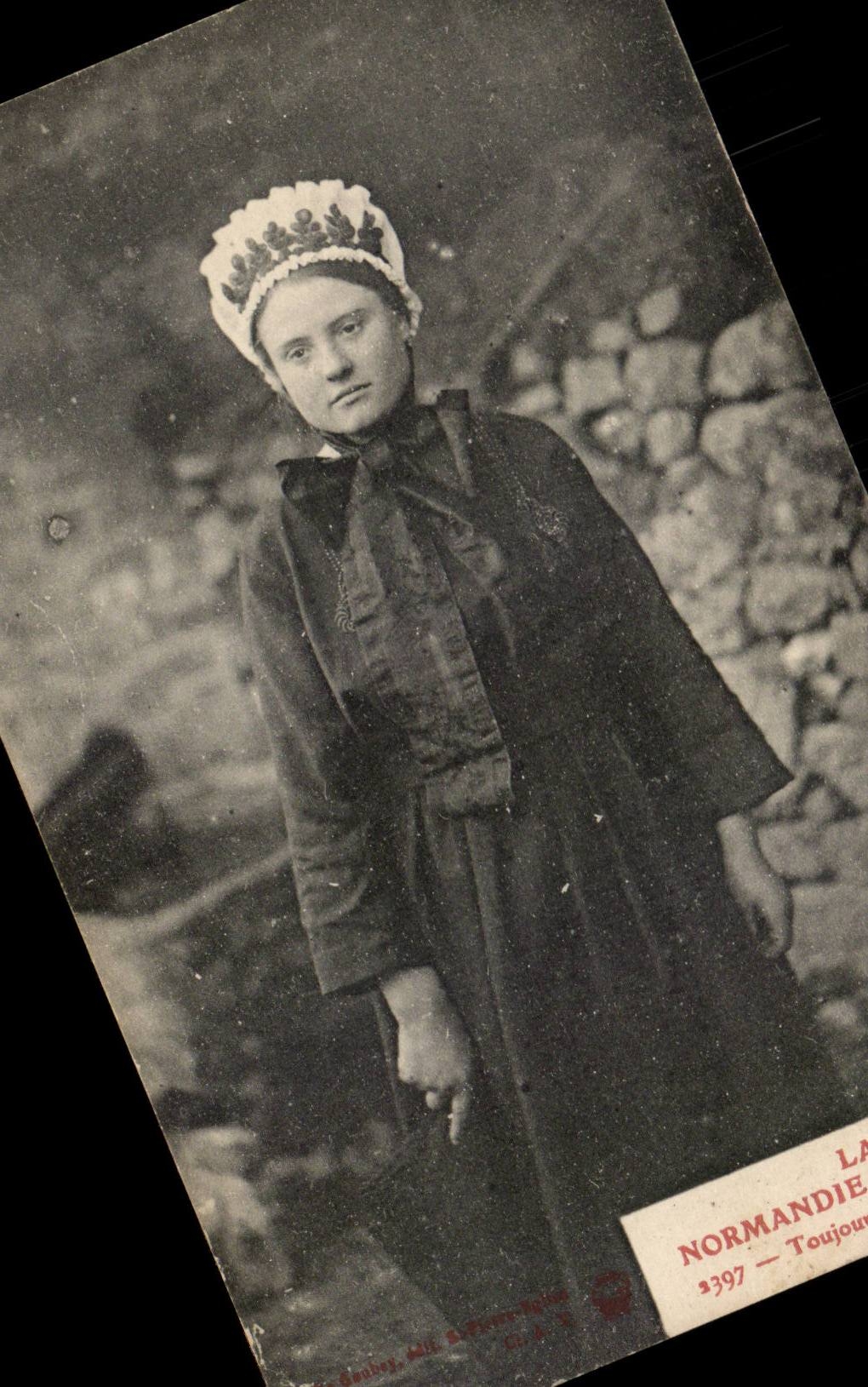 CPA La Normandie pittoresque Toujours fidele a son costume (folklore coiffe costume)