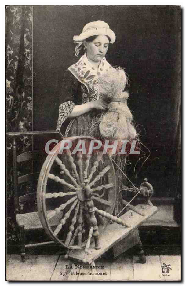 CPA La Normandie Fileuse au rouet (folklore coiffe costume)