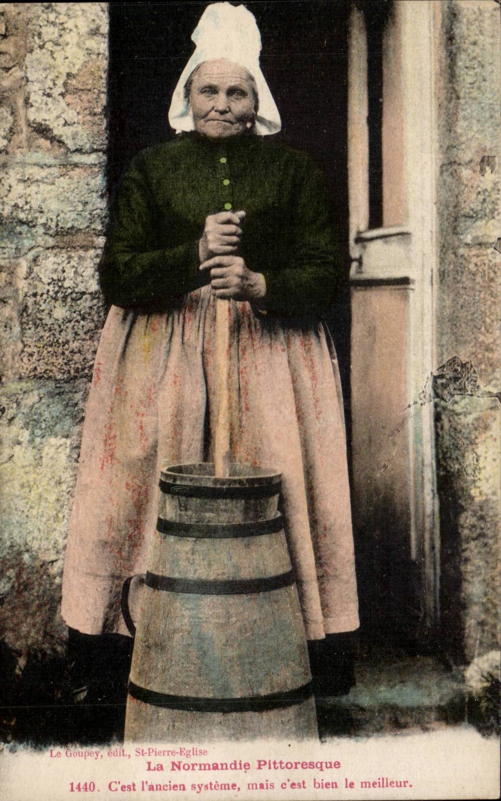 CPA La Normandie pittoresque C'est l'ancien systeme mais c'est bien le meilleur (folklore coiffe costume)