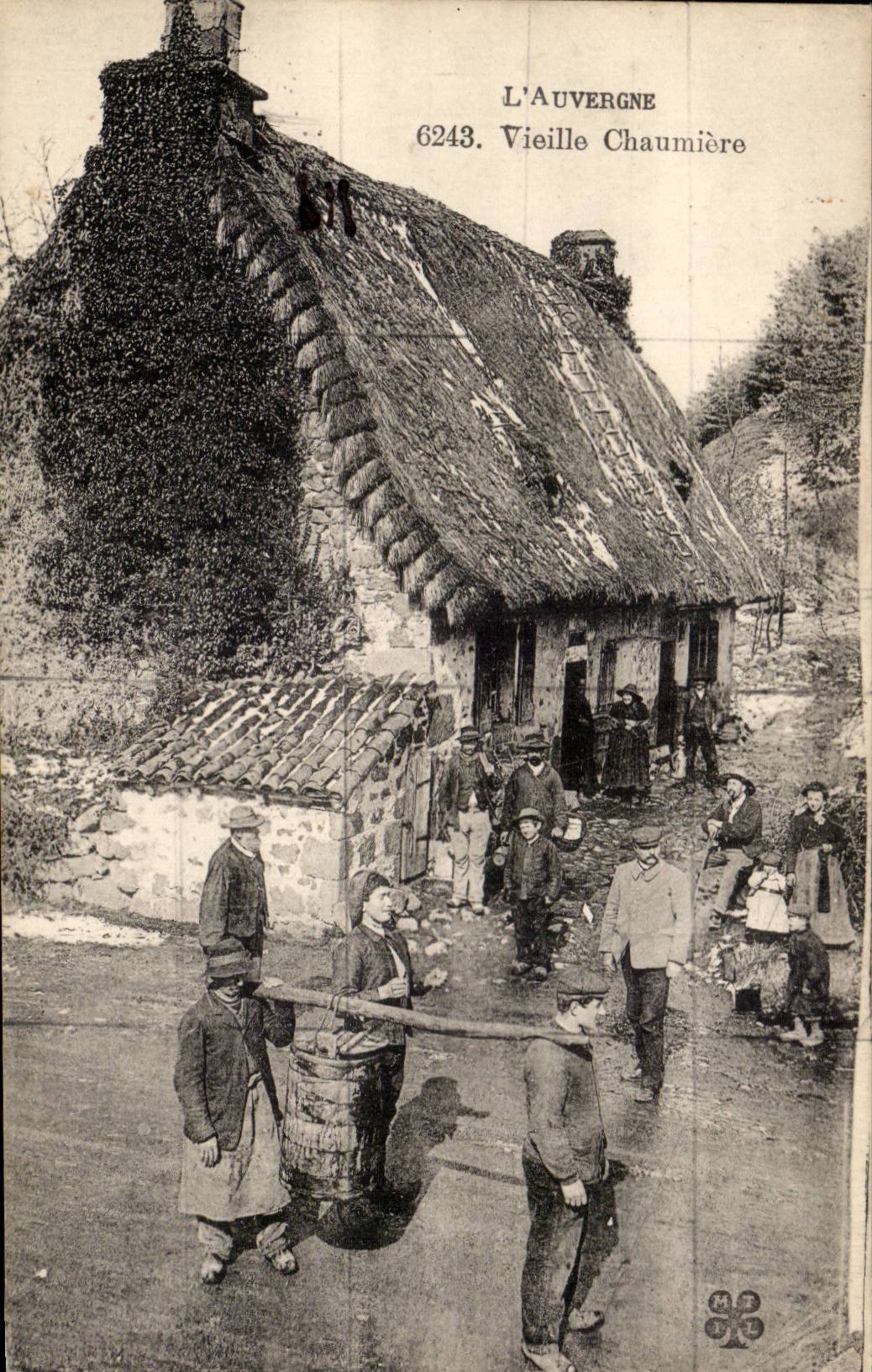 CPA L'Auvergne La vieille chaumiere (folklore coiffe costume)