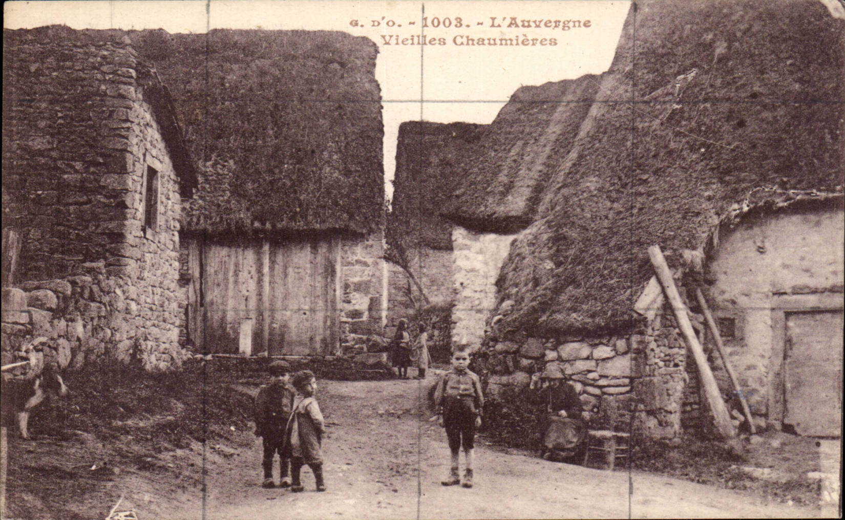 CPA L'Auvergne Vieilles chaumieres (folklore coiffe costume enfants)