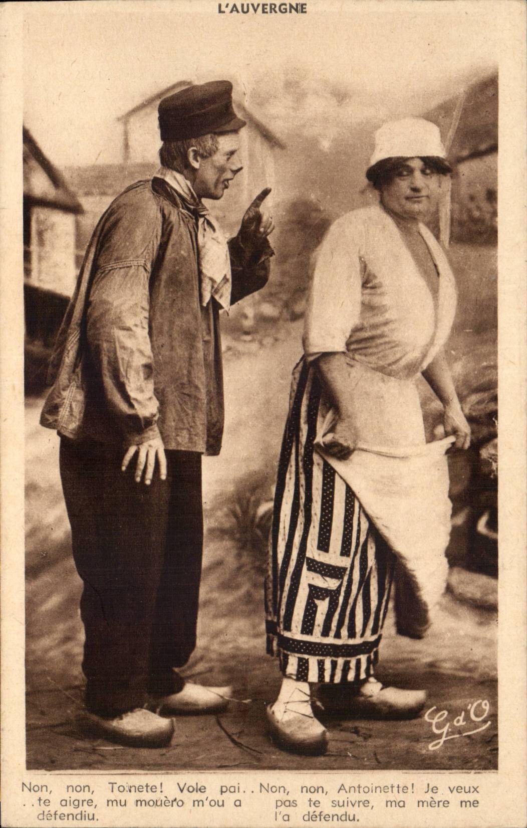 CPA L'Auvergne Non no toinette (folklore coiffe costume)