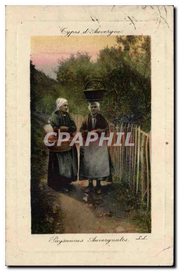 CPA L'Auvergne Types d'Auvergne Paysannes auvergnates (folklore coiffe costume)