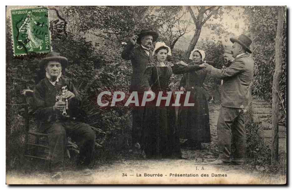 CPA La bourre d'Auvergne Presentation des dames (folklore coiffe costume)
