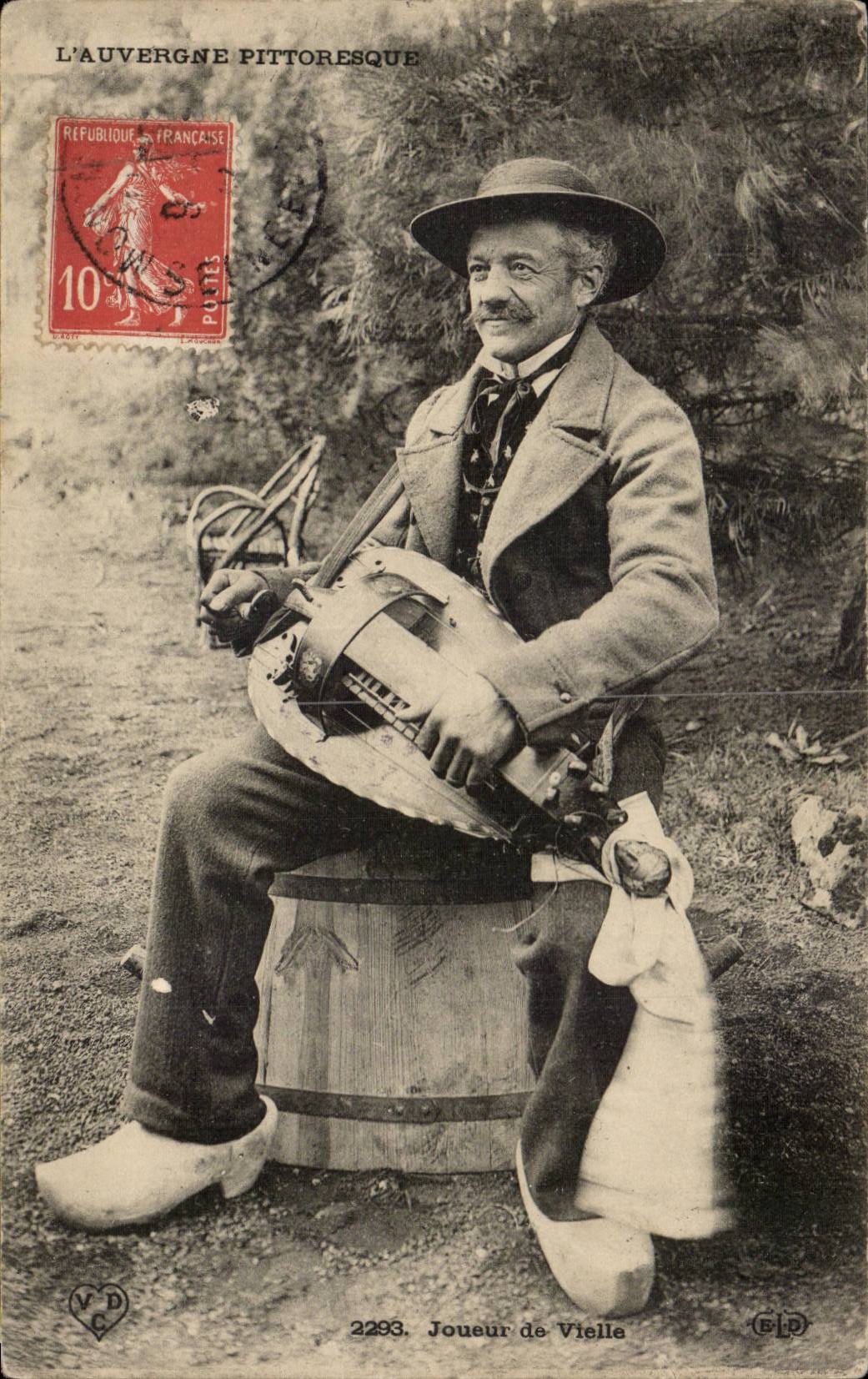 CPA L'Auvergne Joueur de vieille (folklore coiffe costume musique)