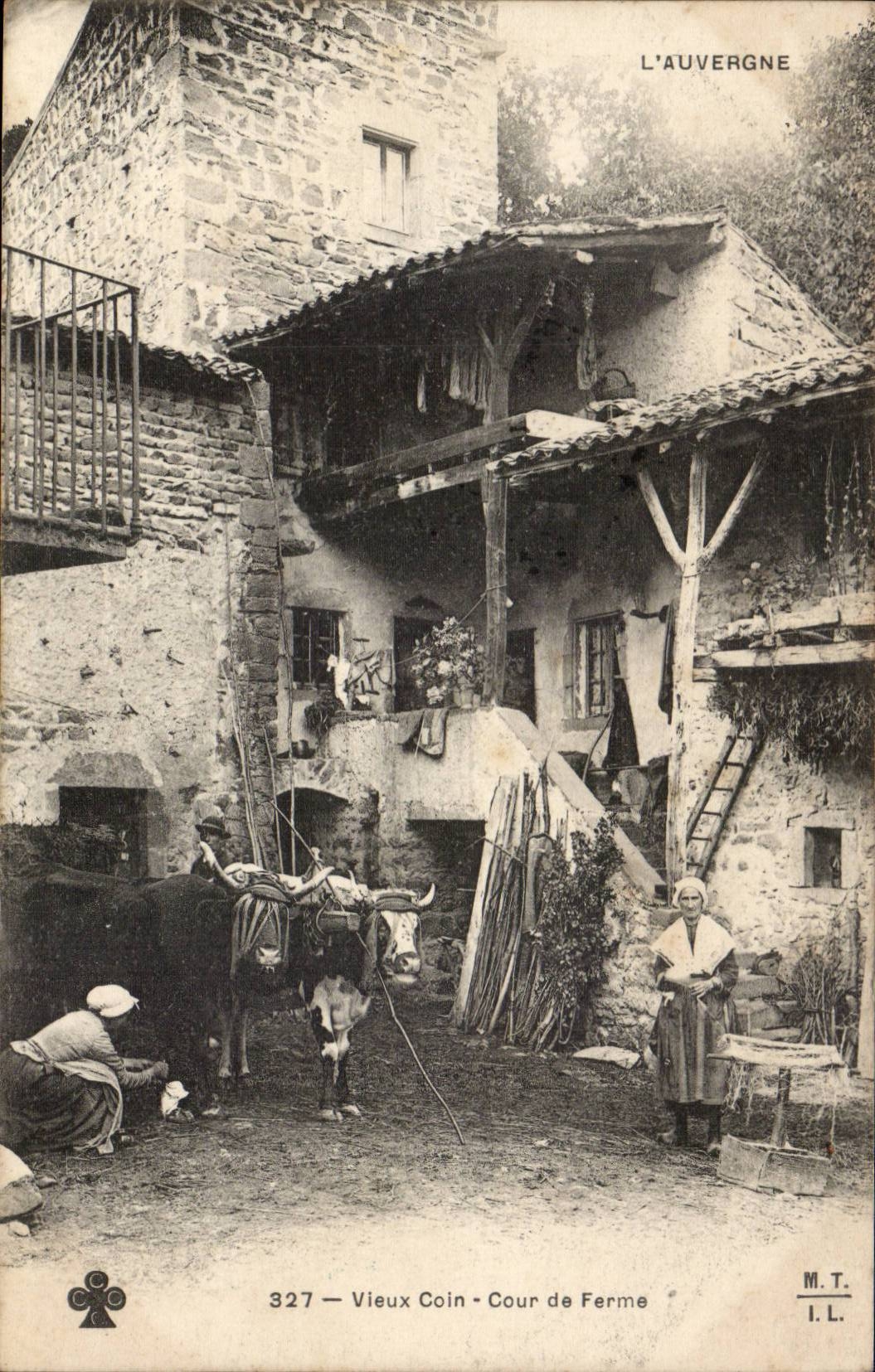 CPA L'Auvergne Vieux coin Cour de ferme (folklore coiffe costume vache)