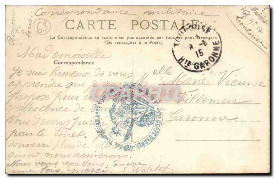 CPA L'Auvergne Vieux coin Cour de ferme (folklore coiffe costume vache) — Verso