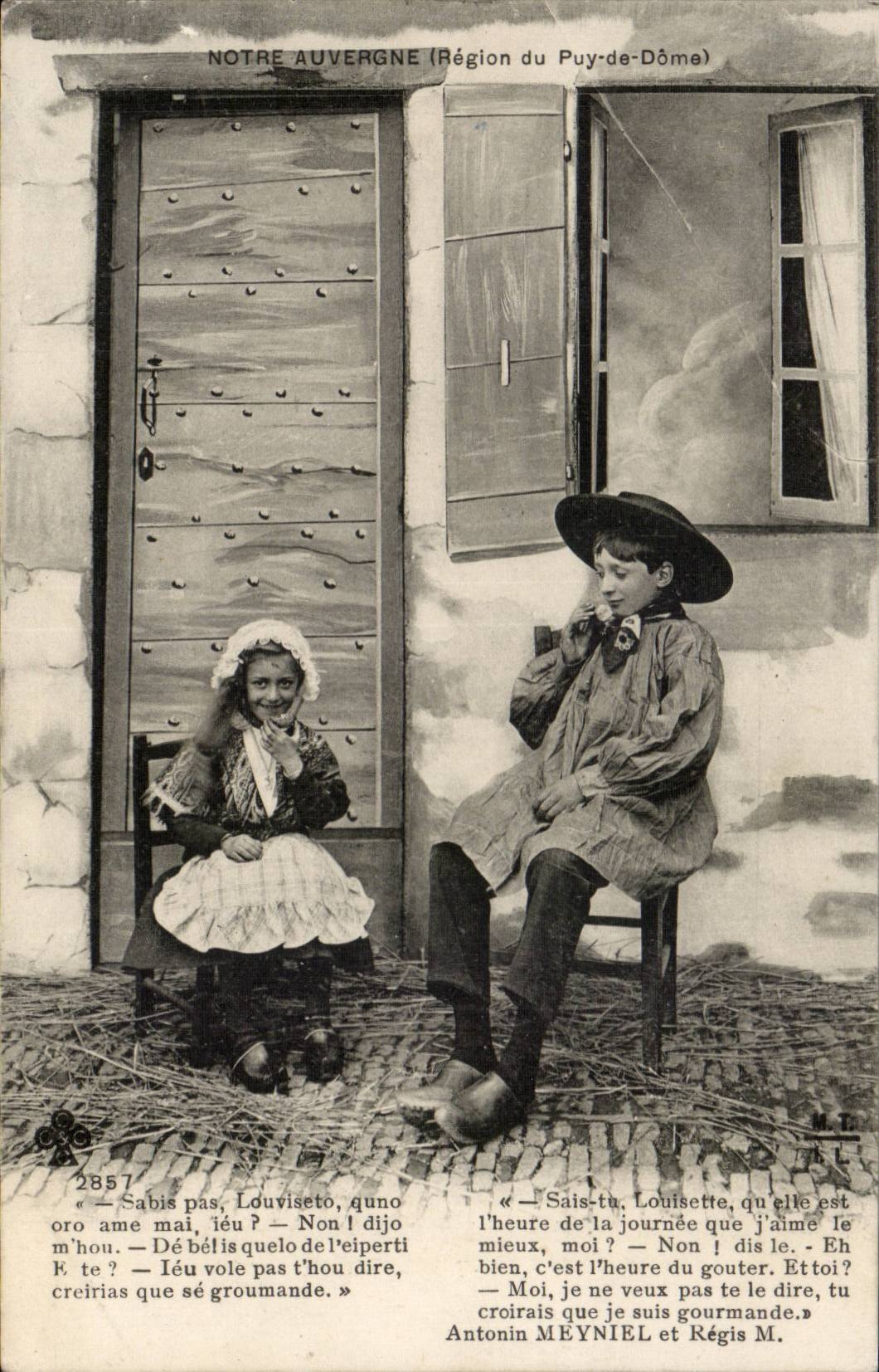 CPA L'Auvergne Enfants (folklore coiffe costume
