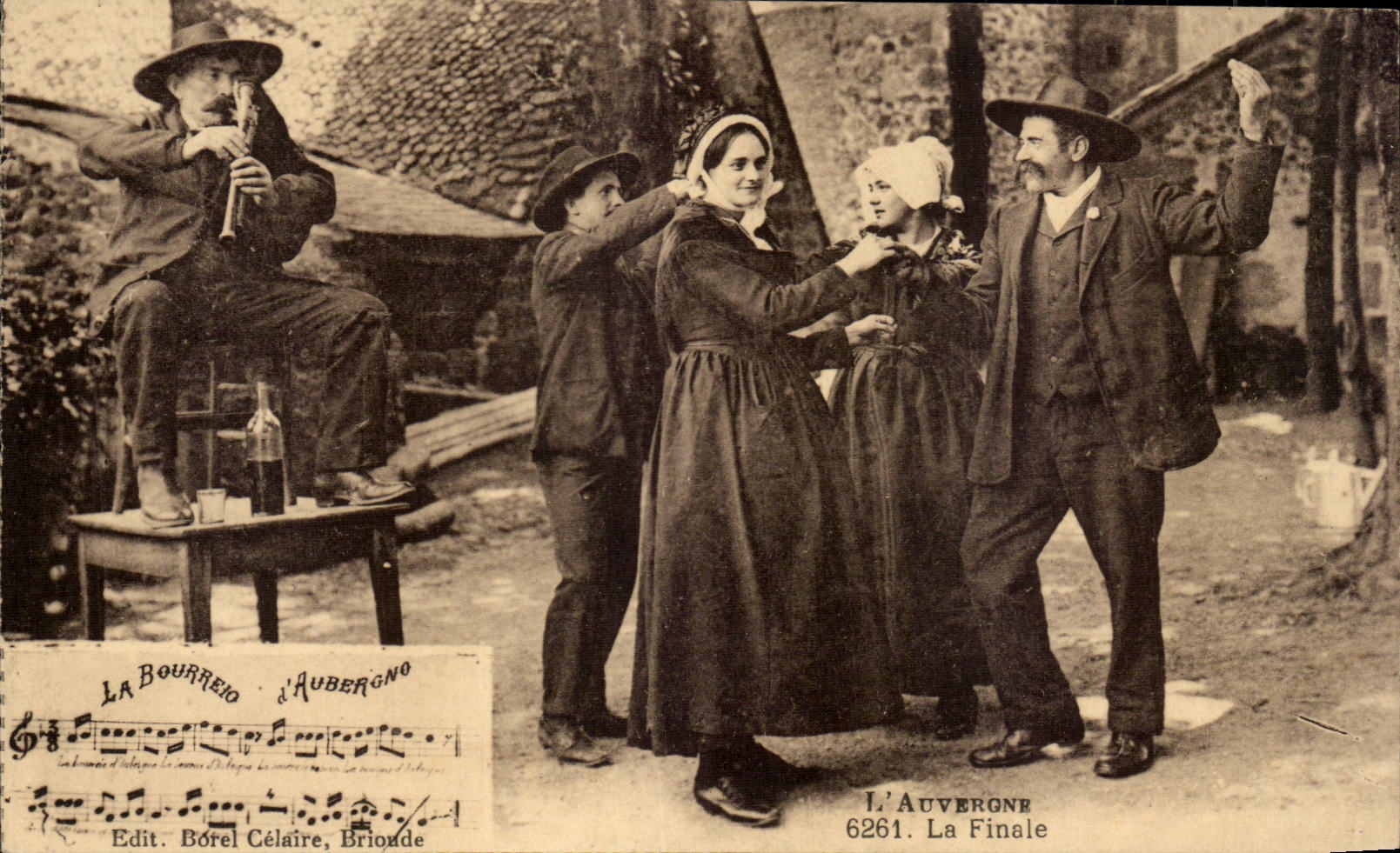 CPA L'Auvergne La finale (folklore coiffe costume)