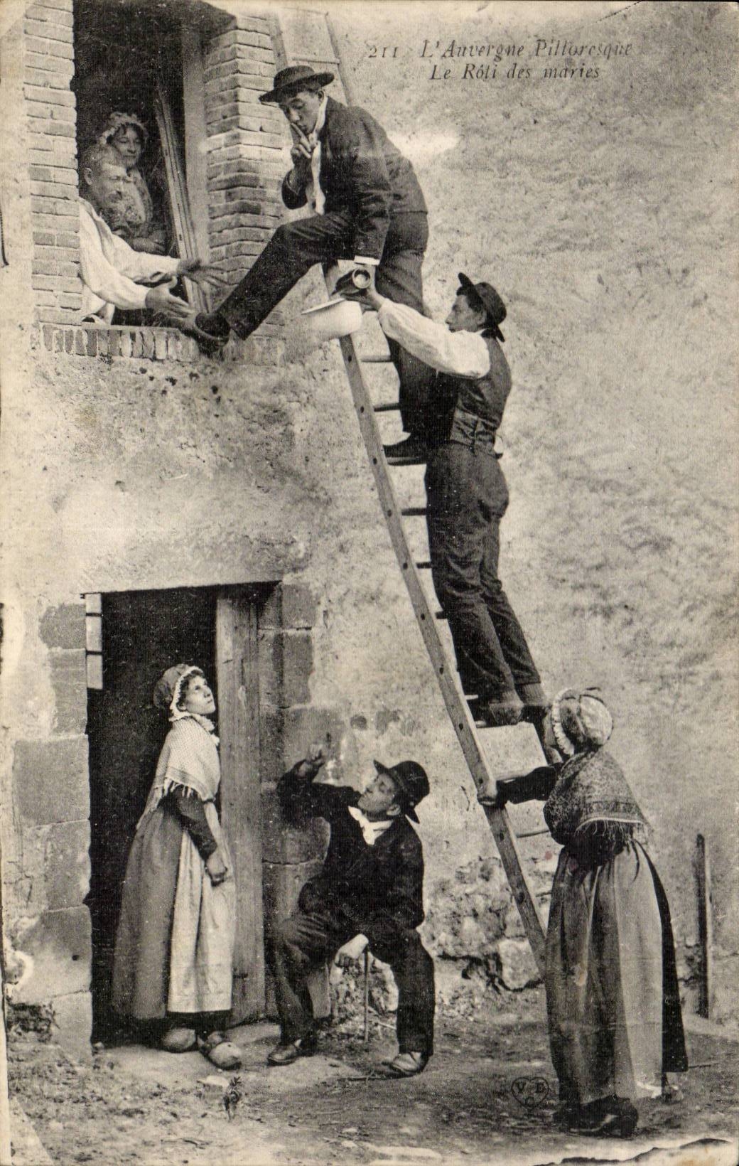 CPA L'Auvergne Le roi des maries (folklore coiffe costume)