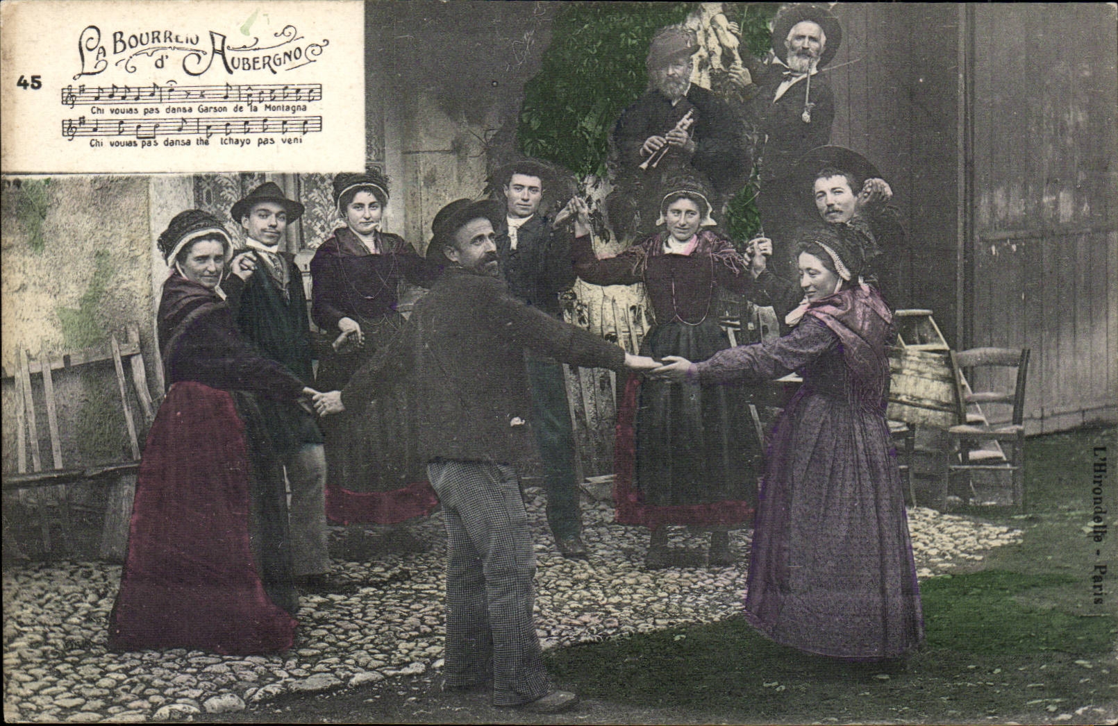 CPA L'Auvergne Le bourreau (folklore coiffe costume)
