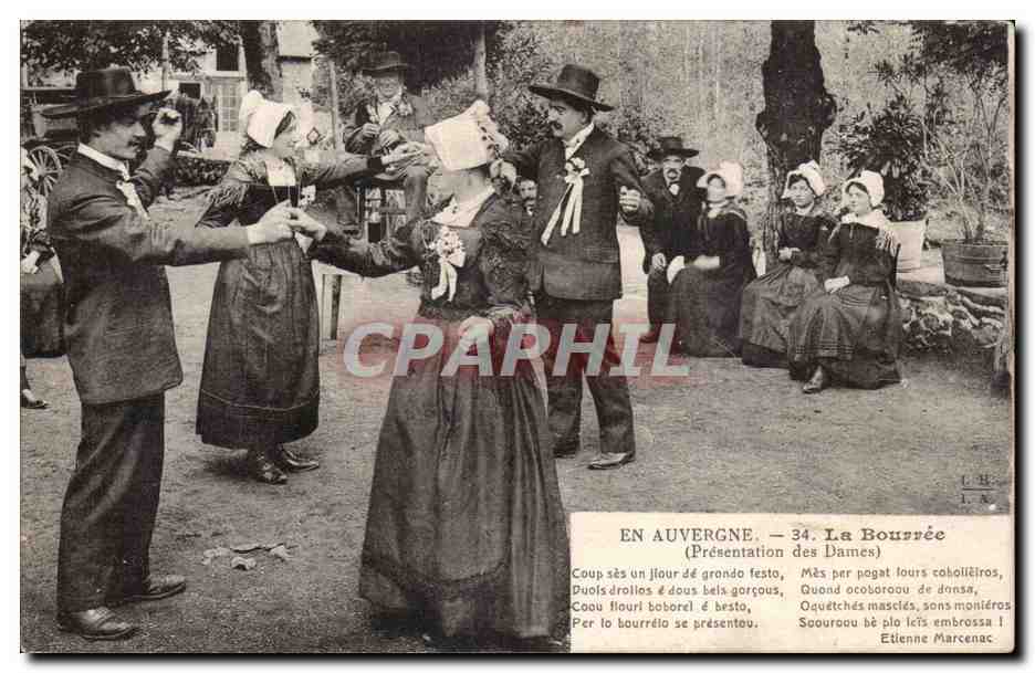 CPA L'Auvergne La bourree (folklore coiffe costume)
