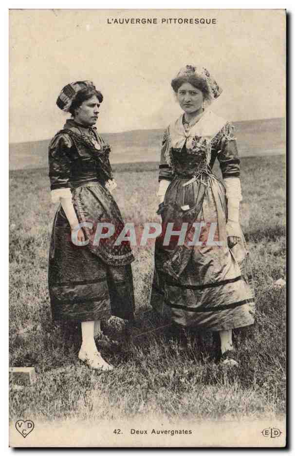 CPA L'Auvergne Deux auvergnates (folklore coiffe costume)