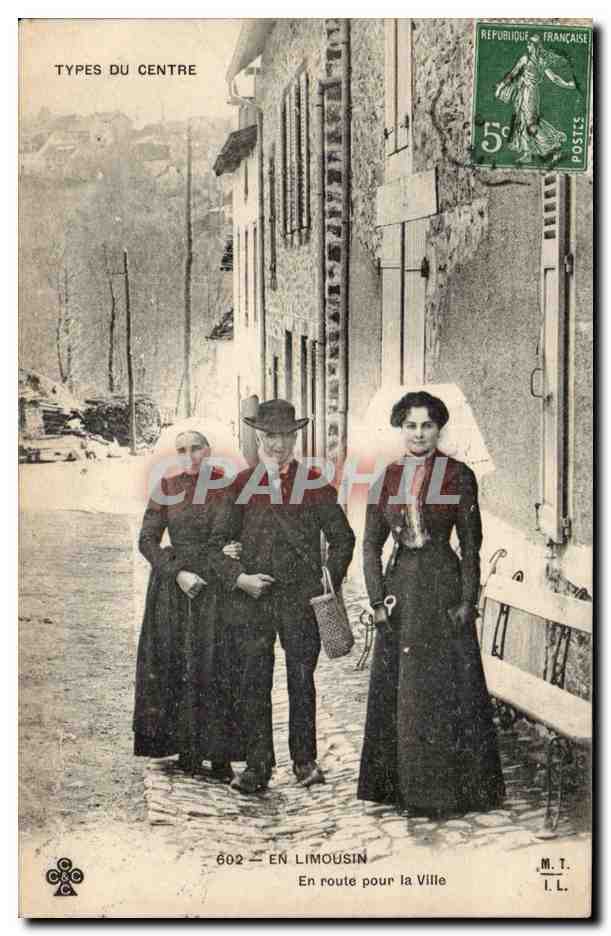 CPA Types du Centre En Limousin En route pour la ville (folklore coiffe costume)