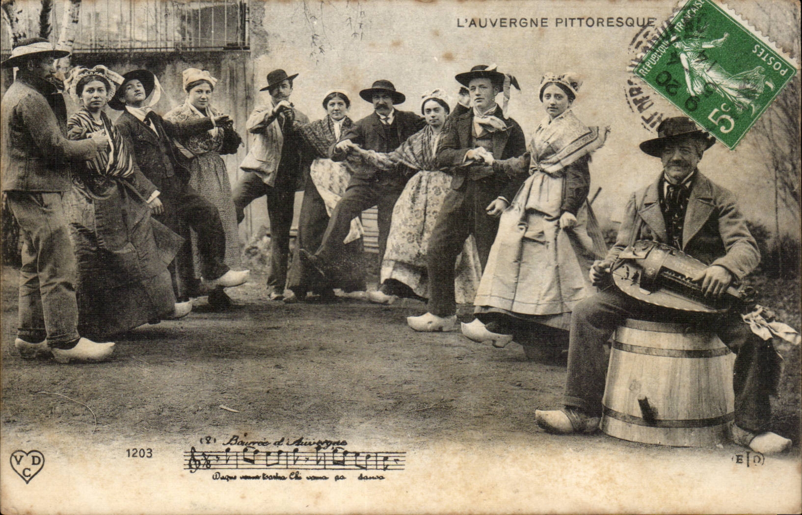 CPA L'Auvergne pittoresque (folklore coiffe costume)
