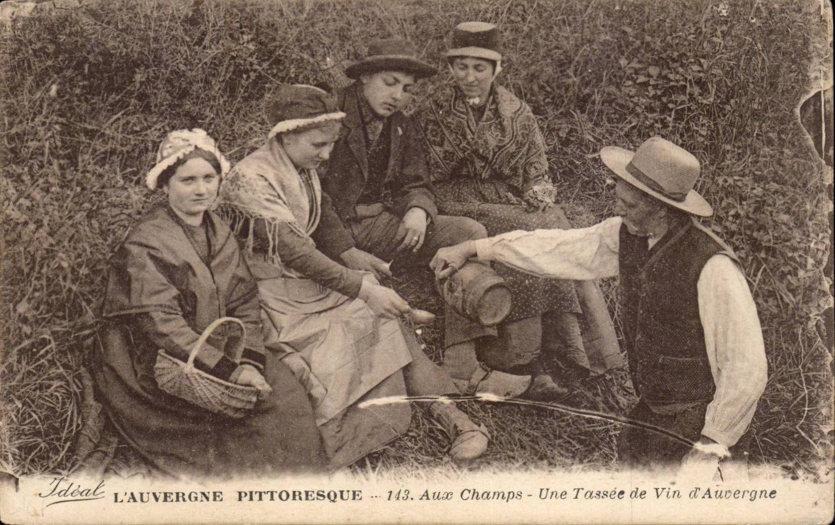 CPA Auvergne Aux champs Une tasse de vin d'Auvergne (folklore coiffe costume)