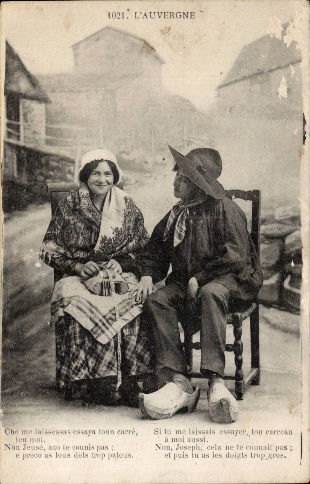 CPA Types d'Auvergne Jeunes paysans (folklore coiffe costume)