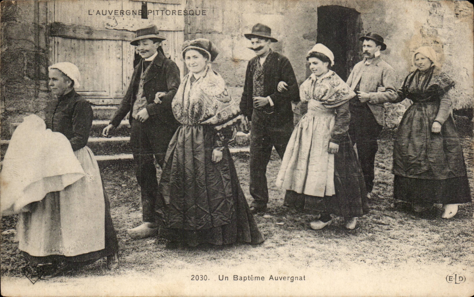 CPA Auvergne pittorresque Un bapteme Auvergnat (folklore coiffe costume)