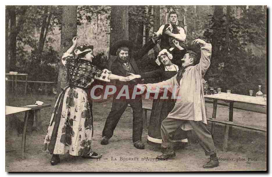 La Bourrée d'Auvergne — danse folklorique en forêt — Moussier, phot. Paris