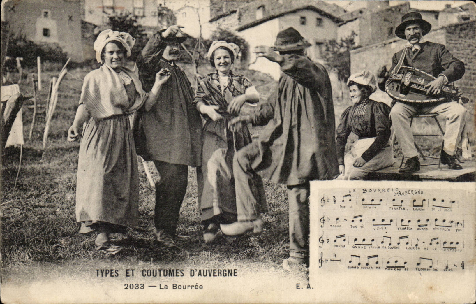 CPA Auvergne La bourree (folklore coiffe costume)