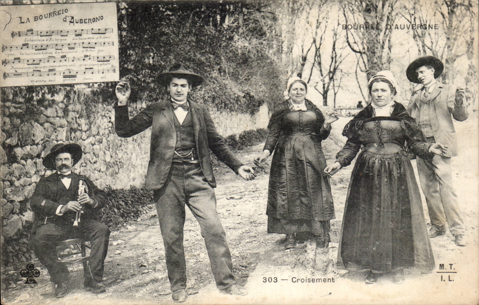CPA Auvergne La bourree Croisement (folklore coiffe costume)