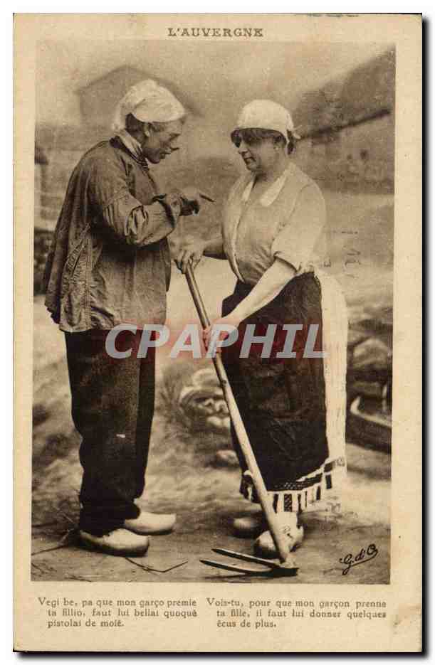 CPA Auvergne (folklore coiffe costume)
