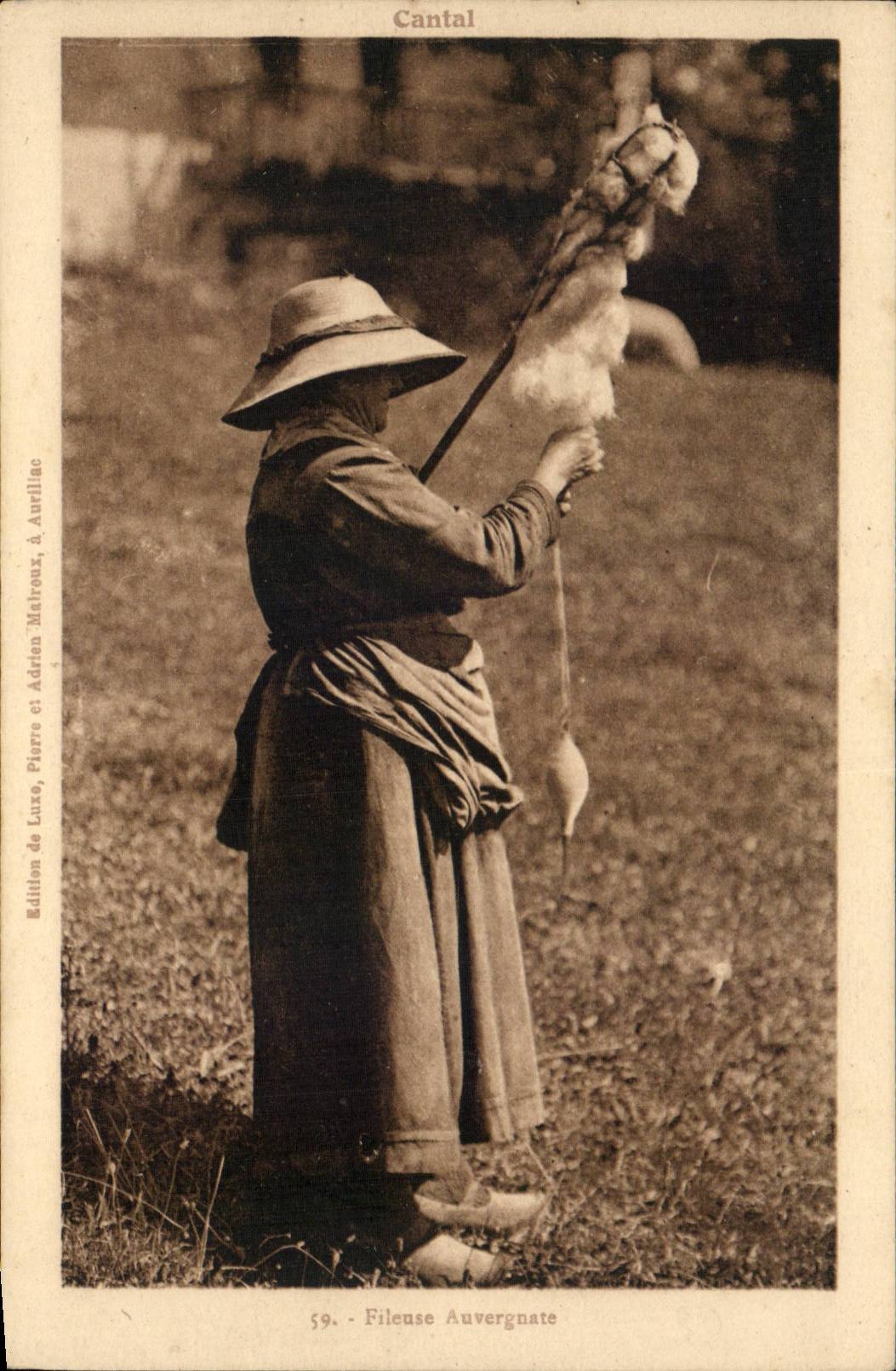 CPA Auvergne Fileuse auvergnate Cantal (folklore coiffe costume)