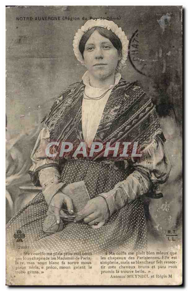 CPA Auvergne Jeune femme (folklore coiffe costume)