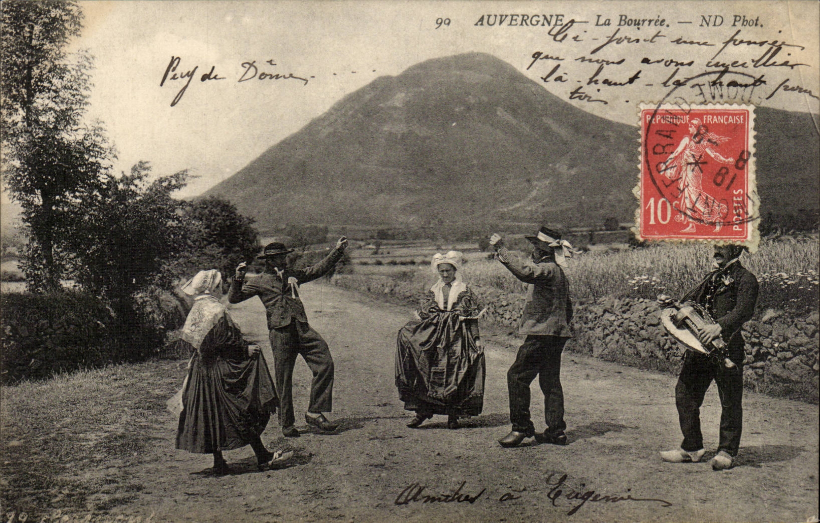 CPA Auvergne La bourre (folklore coiffe costume)