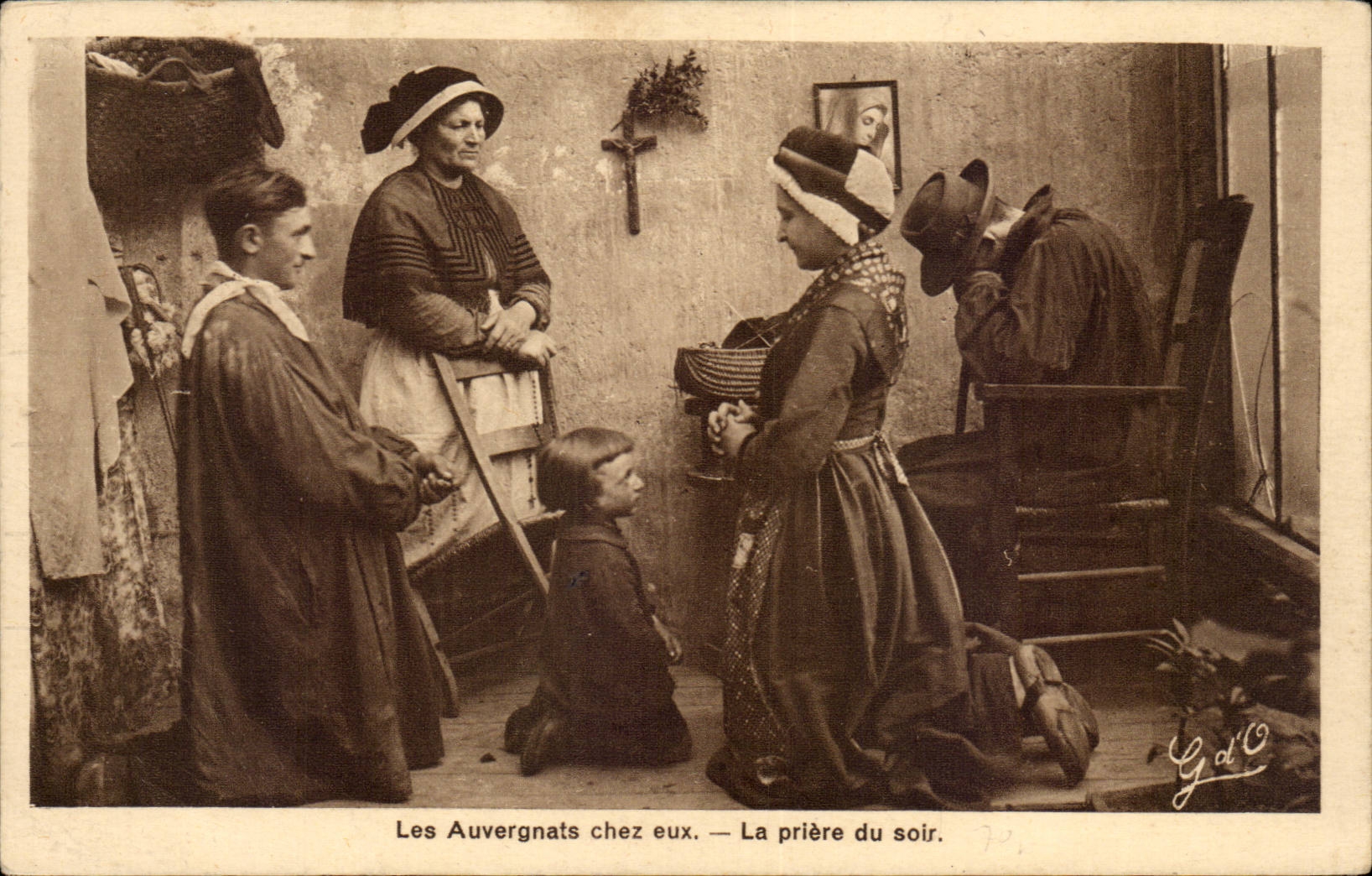 CPA Auvergne Les Auvergnats chez eux La priere du soir (folklore coiffe costume)